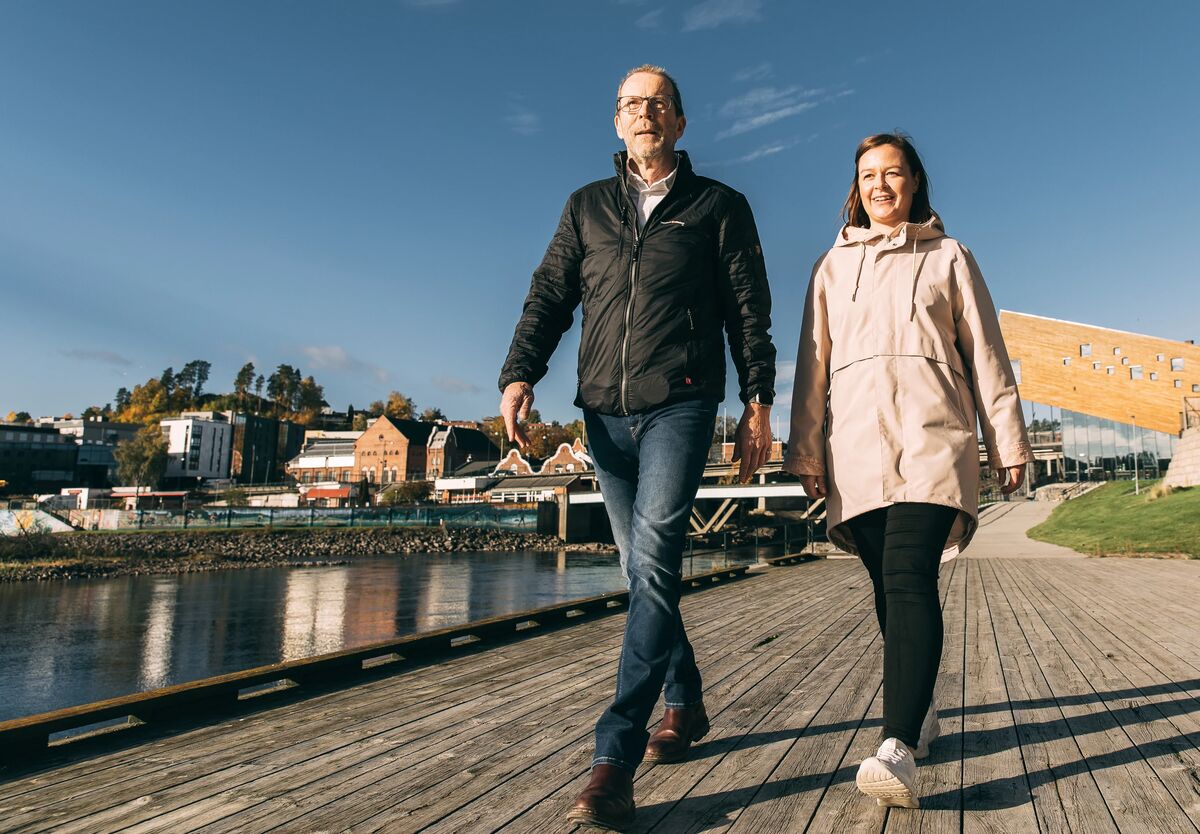 Fra venstre: Bjørn Haugen Morstad, daglig leder i Sparebank 1-stiftelsen JLN og Linda Nordgård, rådgiver i Sparebank 1-stiftelsen Ringerike.