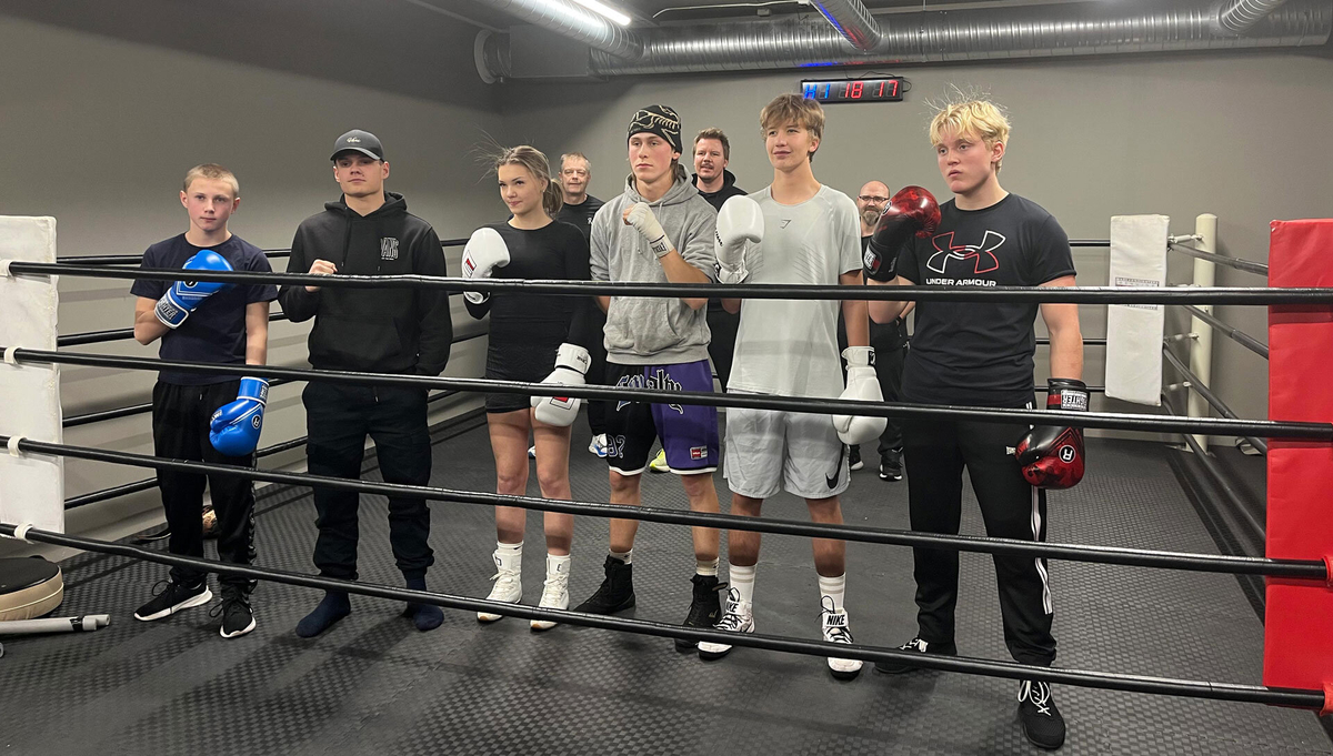 Nicolai Bergersen (13), Kasper Skaugerud (20), Ine Pigstad (17), Theo Magnussen (19), Viljar S&oslash;rum Kolkinn (17) og Christopher Skaarud Nilsen (15). Bak st&aring;r: Svein H&aring;vard Steinli, Roar S&oslash;rum og Andr&eacute; Johnsen.